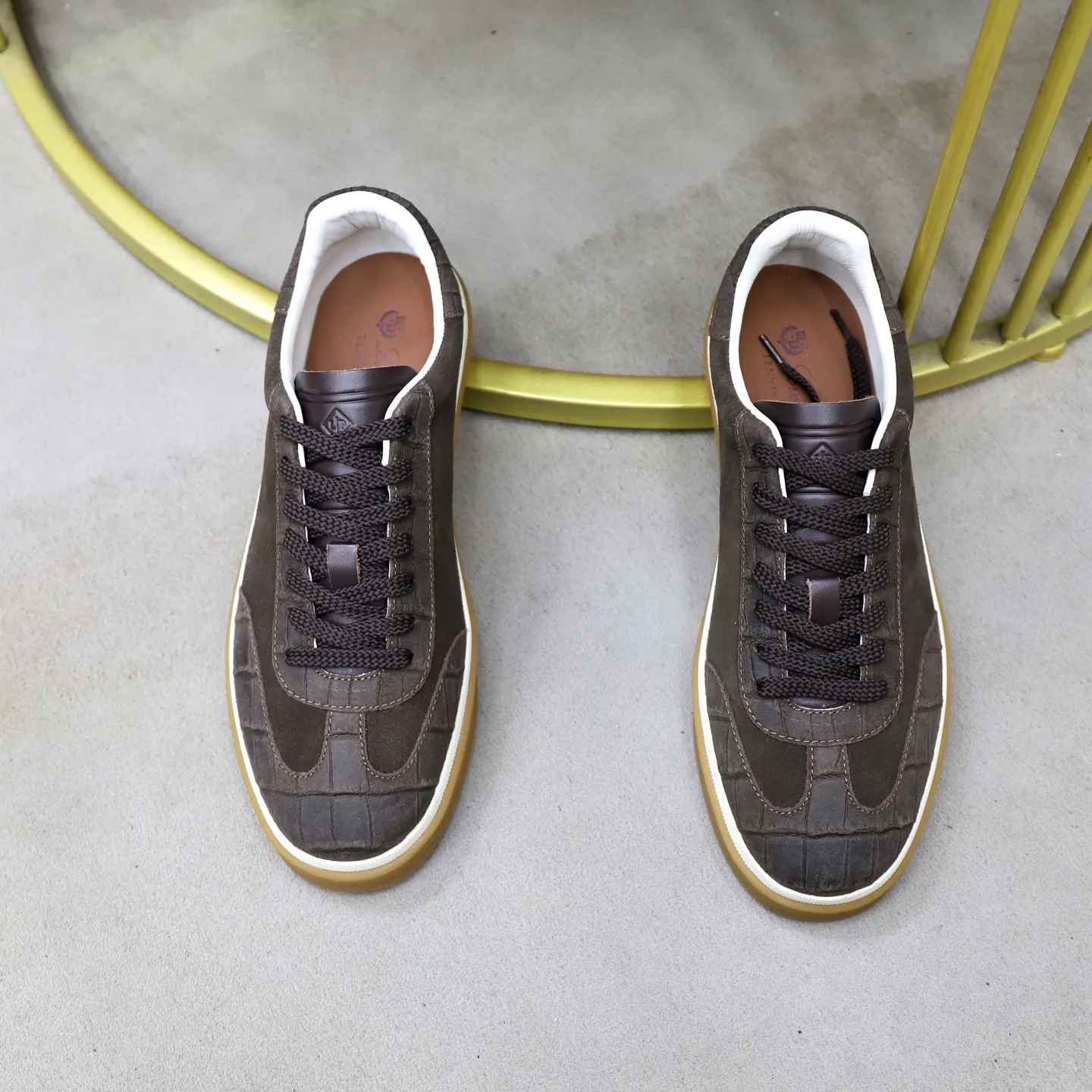 Ex-factory price: 560💰Loro Piana Tennis Walk men’s moral training sneakers! These new textured leather tennis shoes feature an ultra-low-top design for year-round wear and are water-resistant. The wrapped sole creates an effortlessly attractive color combination that harmoniously blends functionality with understated style. The ideal footwear option for urban dressing. The heel is decorated with a soft calfskin tongue with Kummel color inserts and an embossed LP logo. Cotton shoelaces. Material: Upper: Gray woven stitching with cowhide accents! Sole: Rubber lining: Cow leather original rubber sole, excellent foot comfort, complete package! Size: 38-39-40-41-42-43-44 leather shoe size (4546 can be customized)